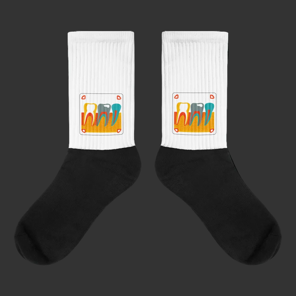 Weiße Crew-Socken mit buntem gesticktem „Strong Fillings“-Retro-Röntgenmotiv – minimalistische Dental-Socken im Streetwear-Style