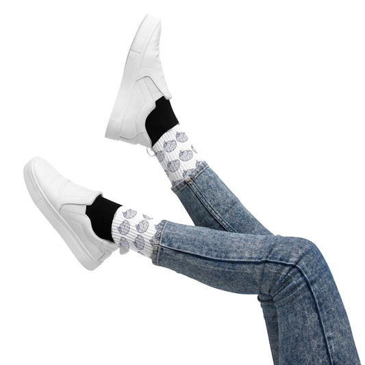 Person trägt weiße Socken mit medizinischem Muster zu Jeans und weißen Sneakern – minimalistisches Medizin-Design als Geschenkidee für Ärzte und Medizin-Fans.