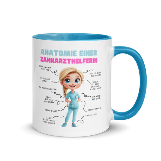 Illustration einer Zahnmedizinischen Fachangestellten auf einer weißen Tasse mit blauem Henkel und dem Schriftzug „Anatomie einer Zahnarzthelferin“ im humorvollen Dental-Design.