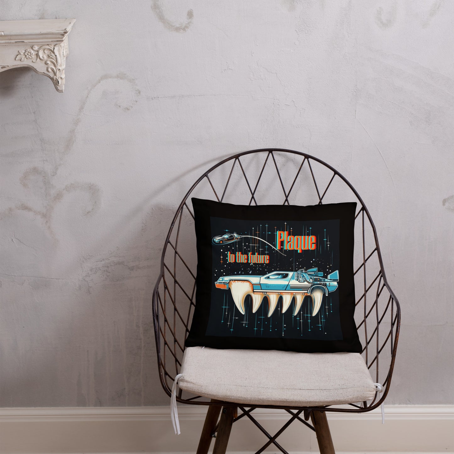 Schwarzes Dekokissen mit Retro-Zahnmotiv und „Plaque to the Future“-Design im Sci-Fi-Stil