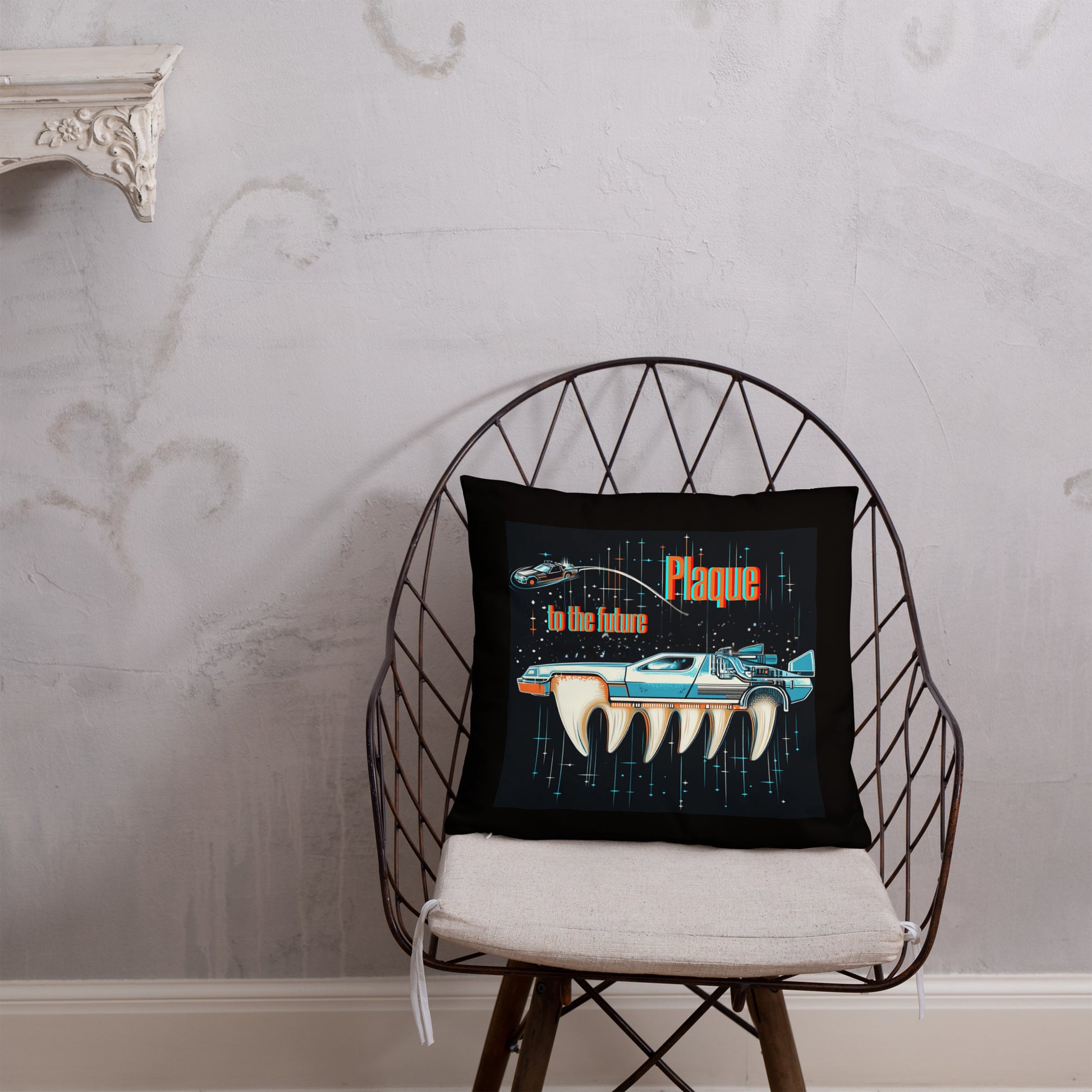 Schwarzes Dekokissen mit Retro-Zahnmotiv und „Plaque to the Future“-Design im Sci-Fi-Stil
