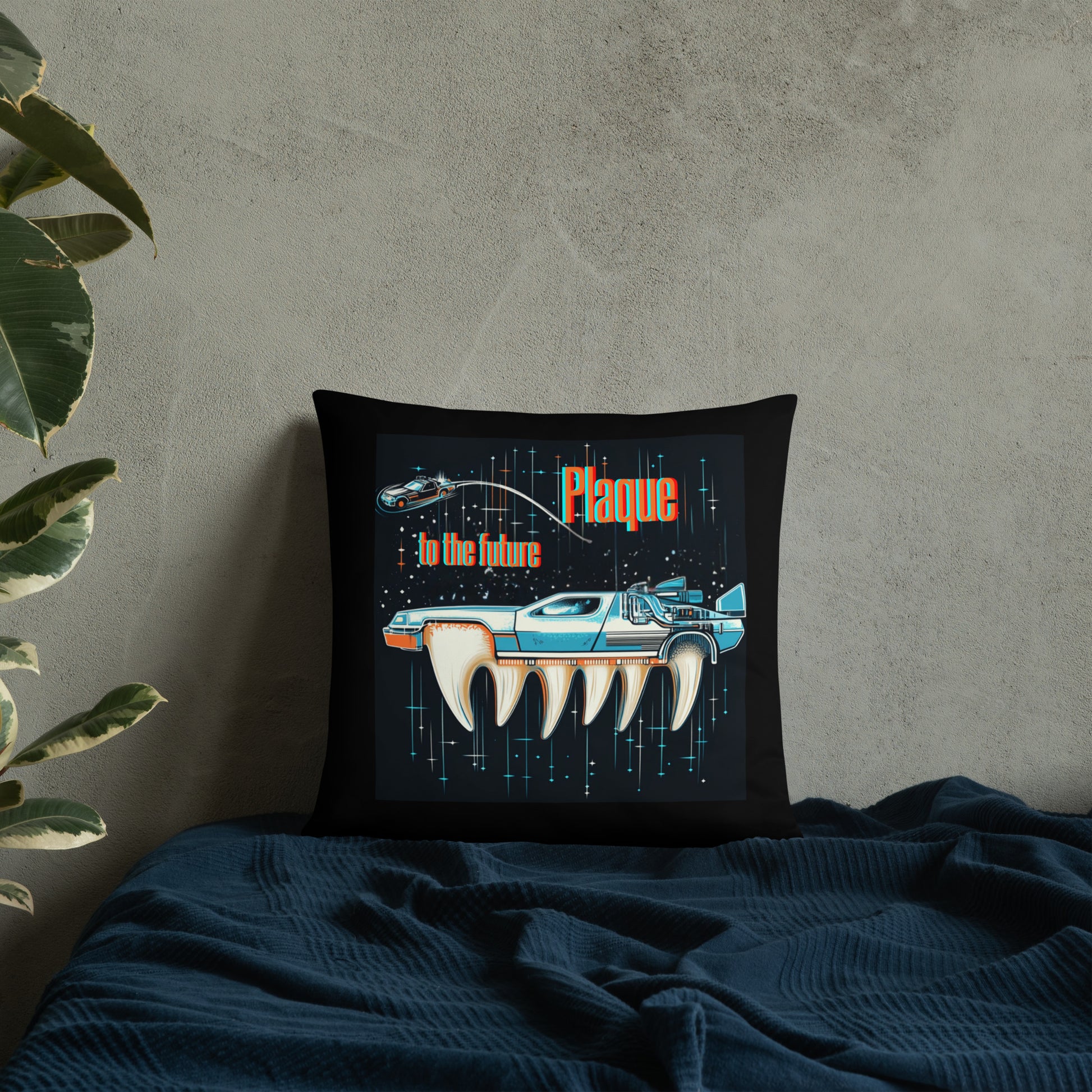 Schwarzes Dekokissen mit Retro-Zahnmotiv und „Plaque to the Future“-Design im Sci-Fi-Stil