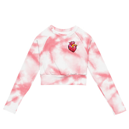 Recyceltes Langarm-Crop-Top mit rosa-weißem Tie-Dye-Alloverdruck und anatomischem Herzmotiv „Cordis Pop“ auf der Vorderseite – sportlich-aesthetic Medizin-Fashion mit UPF 50+ UV-Schutz