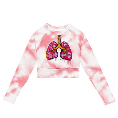 Recyceltes Langarm-Crop-Top mit rosa-weißem Tie-Dye-Alloverdruck und farbigem „Pulmo Pop“-Lungenmotiv auf der Vorderseite – medizinisch inspirierte Activewear mit UPF 50+ UV-Schutz