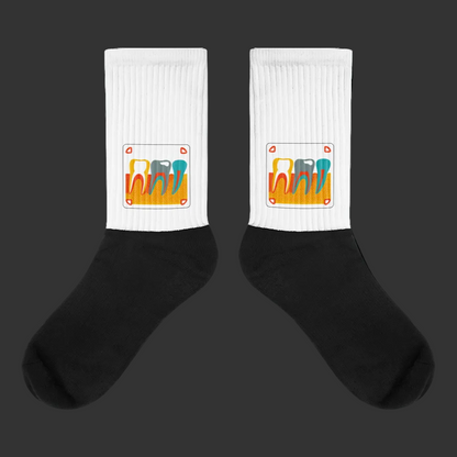 Weiße Crew-Socken mit buntem gesticktem „Strong Fillings“-Retro-Röntgenmotiv – minimalistische Dental-Socken im Streetwear-Style
