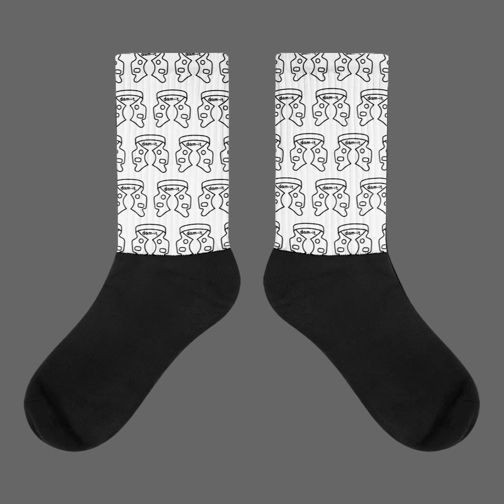 Weiße Crew-Socken mit schwarzem „dam-it“-Kofferdam-Muster im Allover-Print – minimalistische Dental-Socken mit Insider-Humor