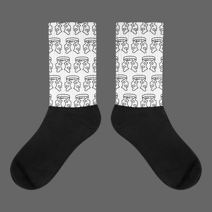 Weiße Crew-Socken mit schwarzem „dam-it“-Kofferdam-Muster im Allover-Print – minimalistische Dental-Socken mit Insider-Humor
