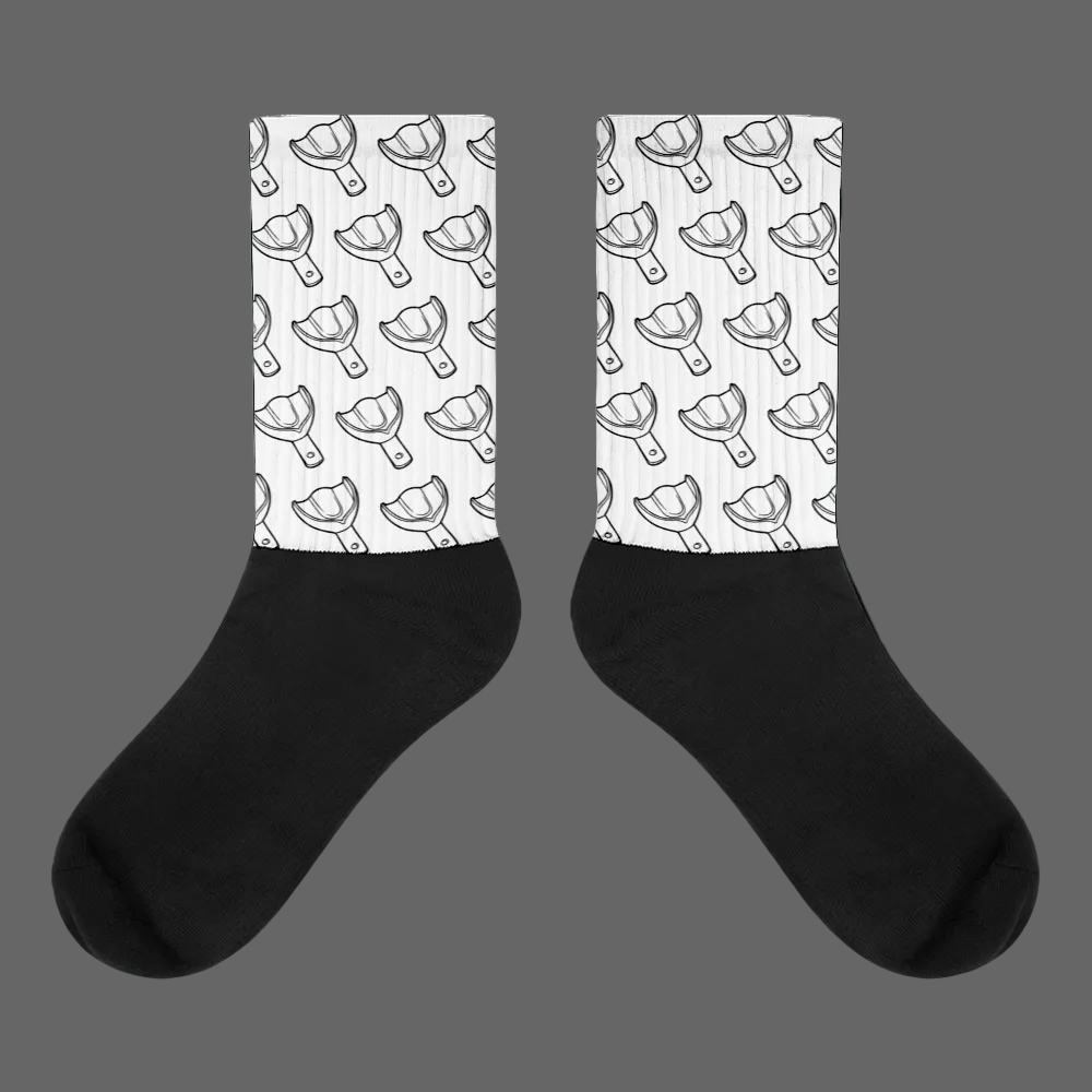 Weiße Crew-Socken mit minimalistischem Oberkiefer-Abdrucklöffel-Allover-Print – dezente Dental-Socken im cleanen Streetwear-Look