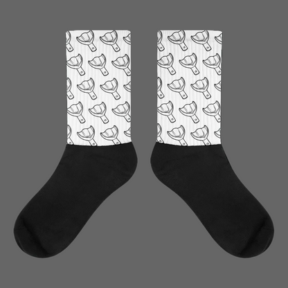 Weiße Crew-Socken mit minimalistischem Oberkiefer-Abdrucklöffel-Allover-Print – dezente Dental-Socken im cleanen Streetwear-Look