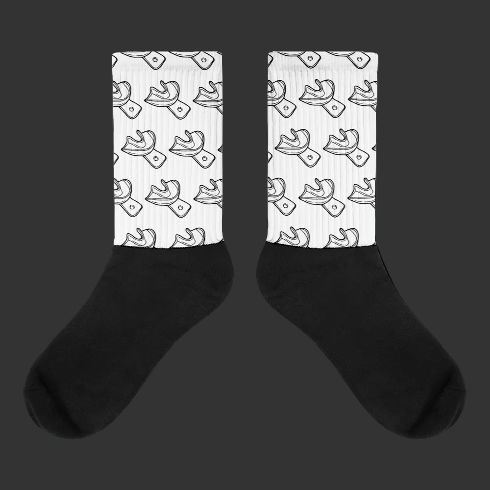 Weiße Crew-Socken mit minimalistischem Unterkiefer-Abdrucklöffel-Allover-Print – dezente Dental-Socken im cleanen Streetwear-Look