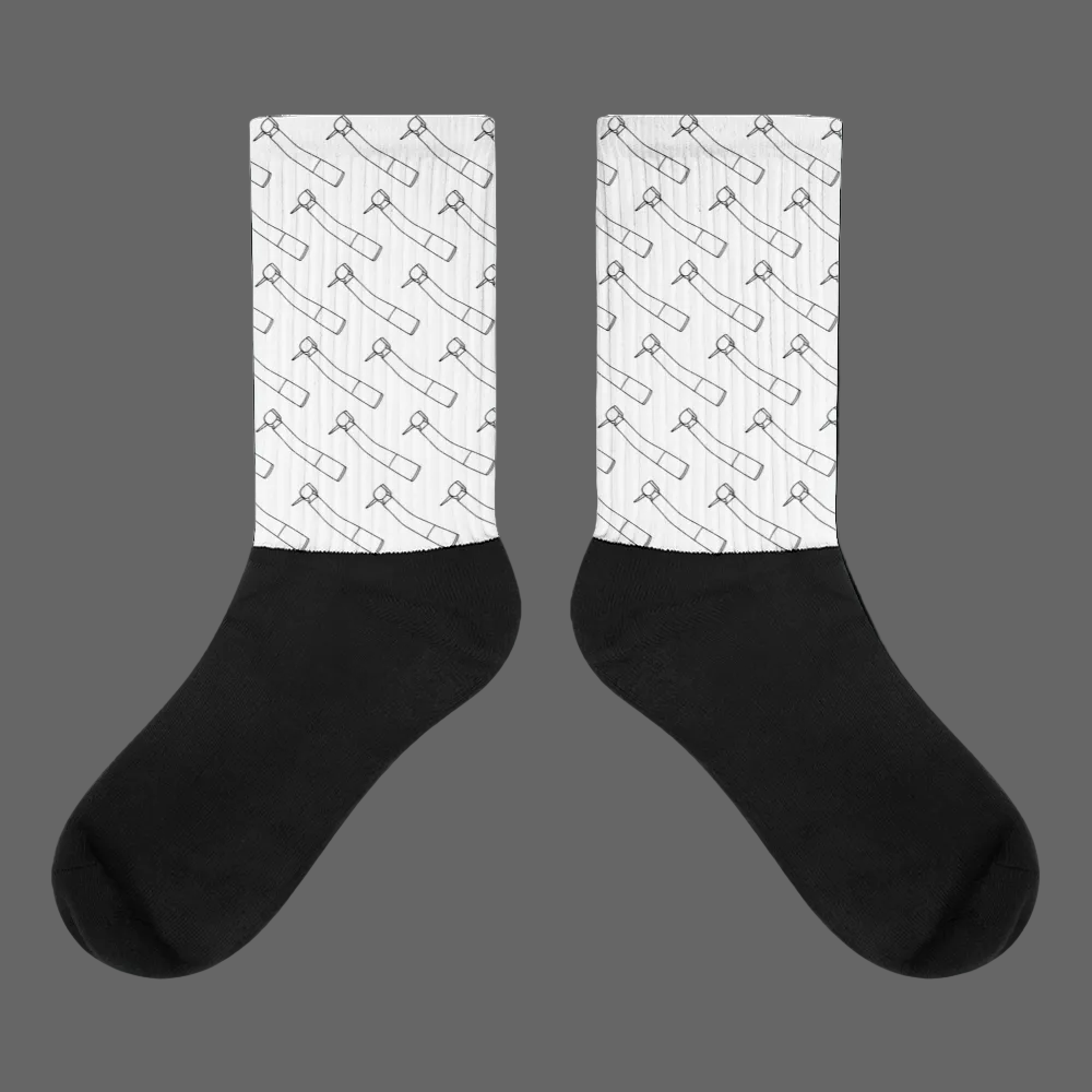 Weiße Crew-Socken mit minimalistischem Winkelstück-Allover-Print – subtile Dental-Socken im modernen Streetwear-Look