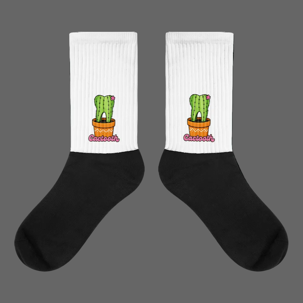 Weiße Crew-Socken mit buntem „Cactooth“-Motiv – verspielte Dental-Socken mit Zahn-Kaktus-Design im Cartoon-Stil