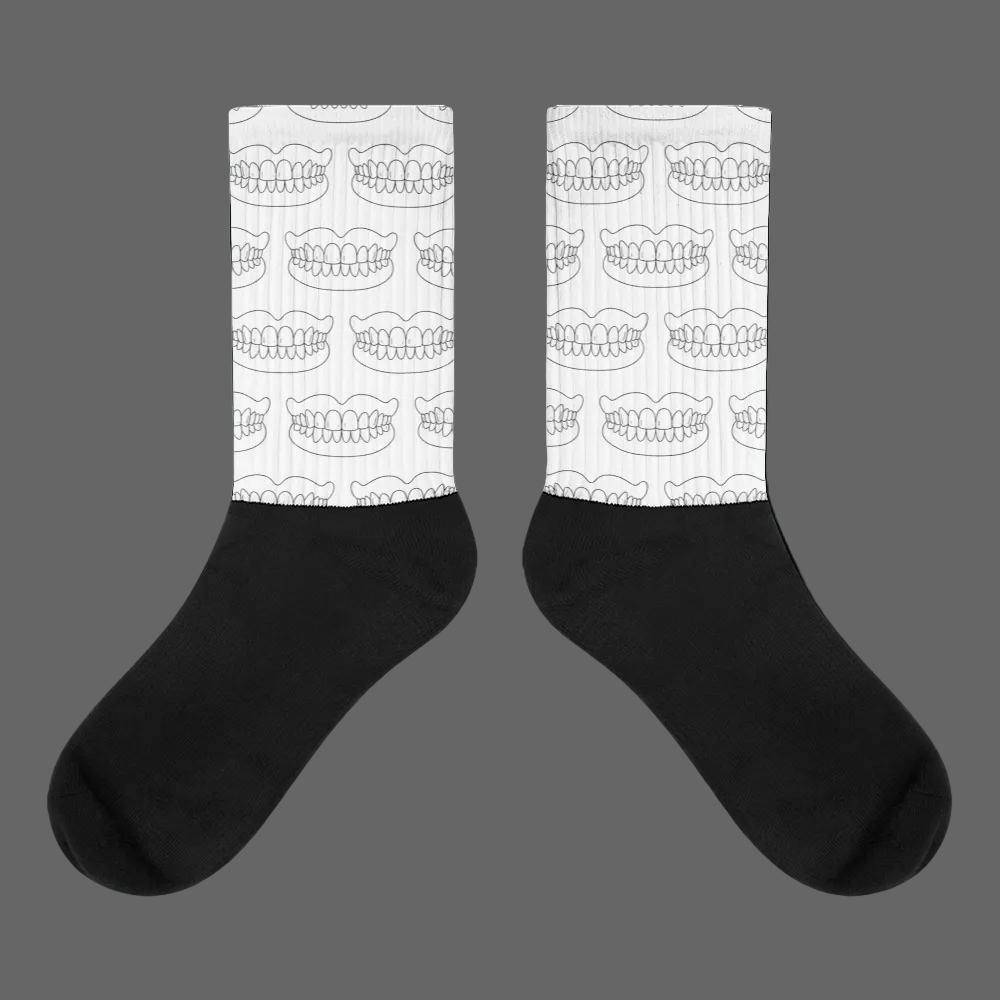Weiße Crew-Socken mit minimalistischen Totalprothesen-Allover-Prints – verspielter Dental-Humor im cleanen Streetwear-Look für Alltag, Uni und Praxis