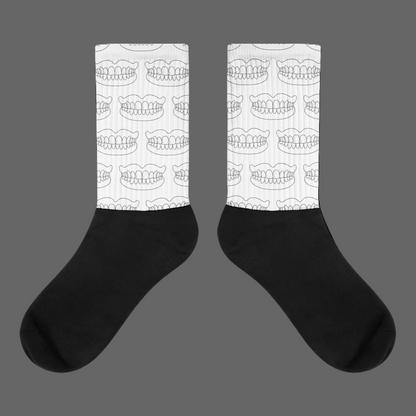 Weiße Crew-Socken mit minimalistischen Totalprothesen-Allover-Prints – verspielter Dental-Humor im cleanen Streetwear-Look für Alltag, Uni und Praxis