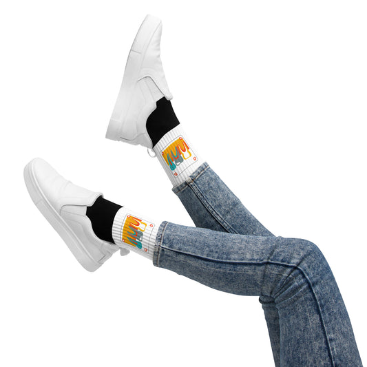 Weiße Crew-Socken mit buntem gesticktem „Strong Fillings“-Retro-Röntgenmotiv – minimalistische Dental-Socken im Streetwear-Style