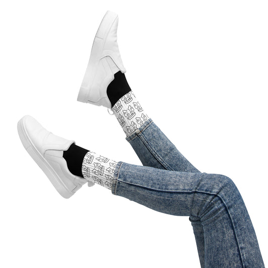 Weiße Crew-Socken mit schwarzem „dam-it“-Kofferdam-Muster im Allover-Print – minimalistische Dental-Socken mit Insider-Humor