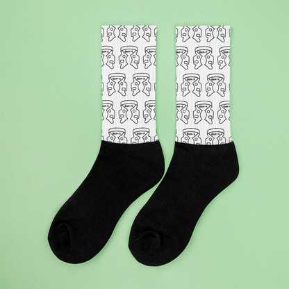 Weiße Crew-Socken mit schwarzem „dam-it“-Kofferdam-Muster im Allover-Print – minimalistische Dental-Socken mit Insider-Humor