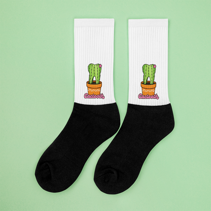 Weiße Crew-Socken mit buntem „Cactooth“-Motiv – verspielte Dental-Socken mit Zahn-Kaktus-Design im Cartoon-Stil