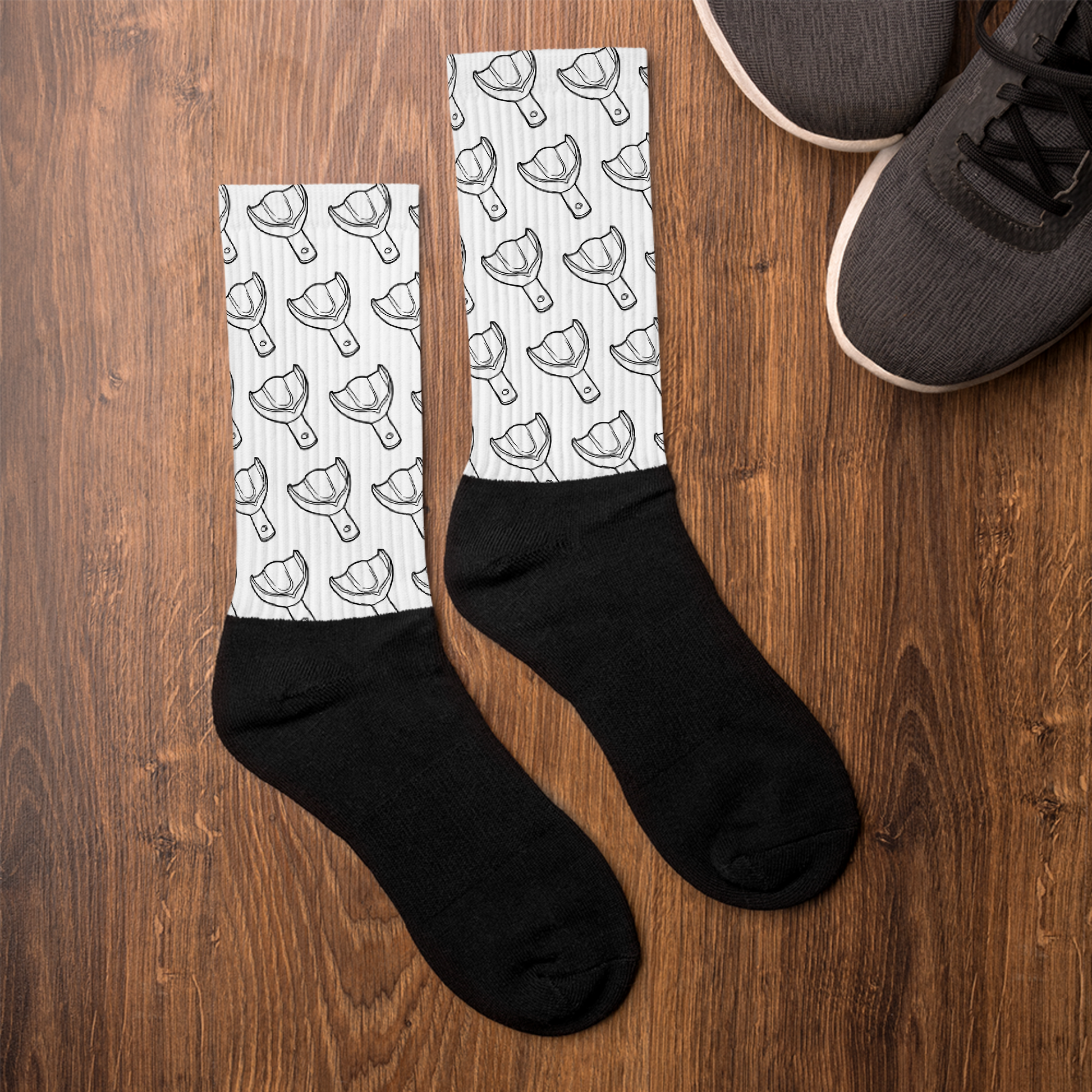 Weiße Crew-Socken mit minimalistischem Oberkiefer-Abdrucklöffel-Allover-Print – dezente Dental-Socken im cleanen Streetwear-Look