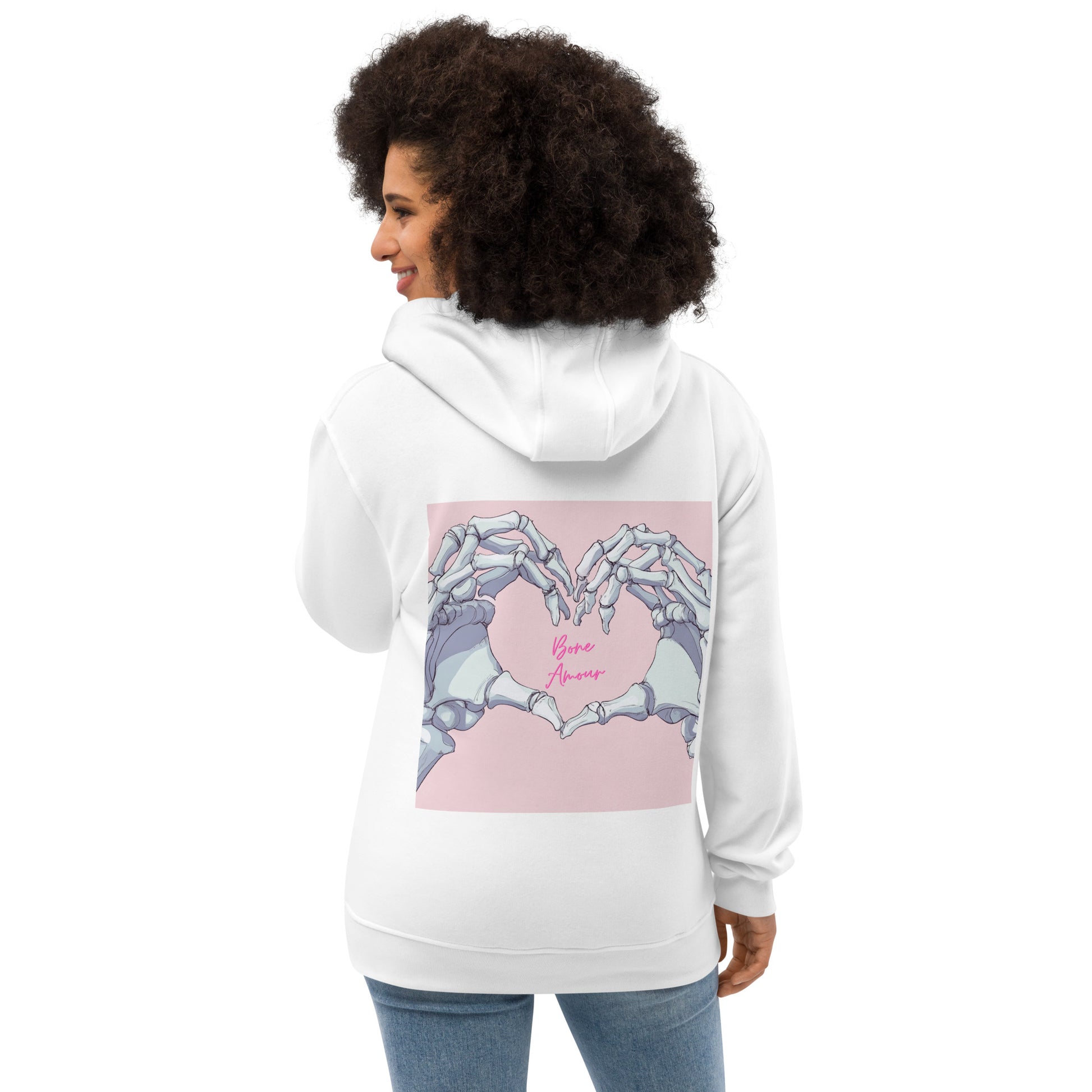 Kompletter Look mit Bone Amour Hoodie, weißer nachhaltiger Kapuzenpullover, getragen von einer Frau – ideal für Medizinstudenten.