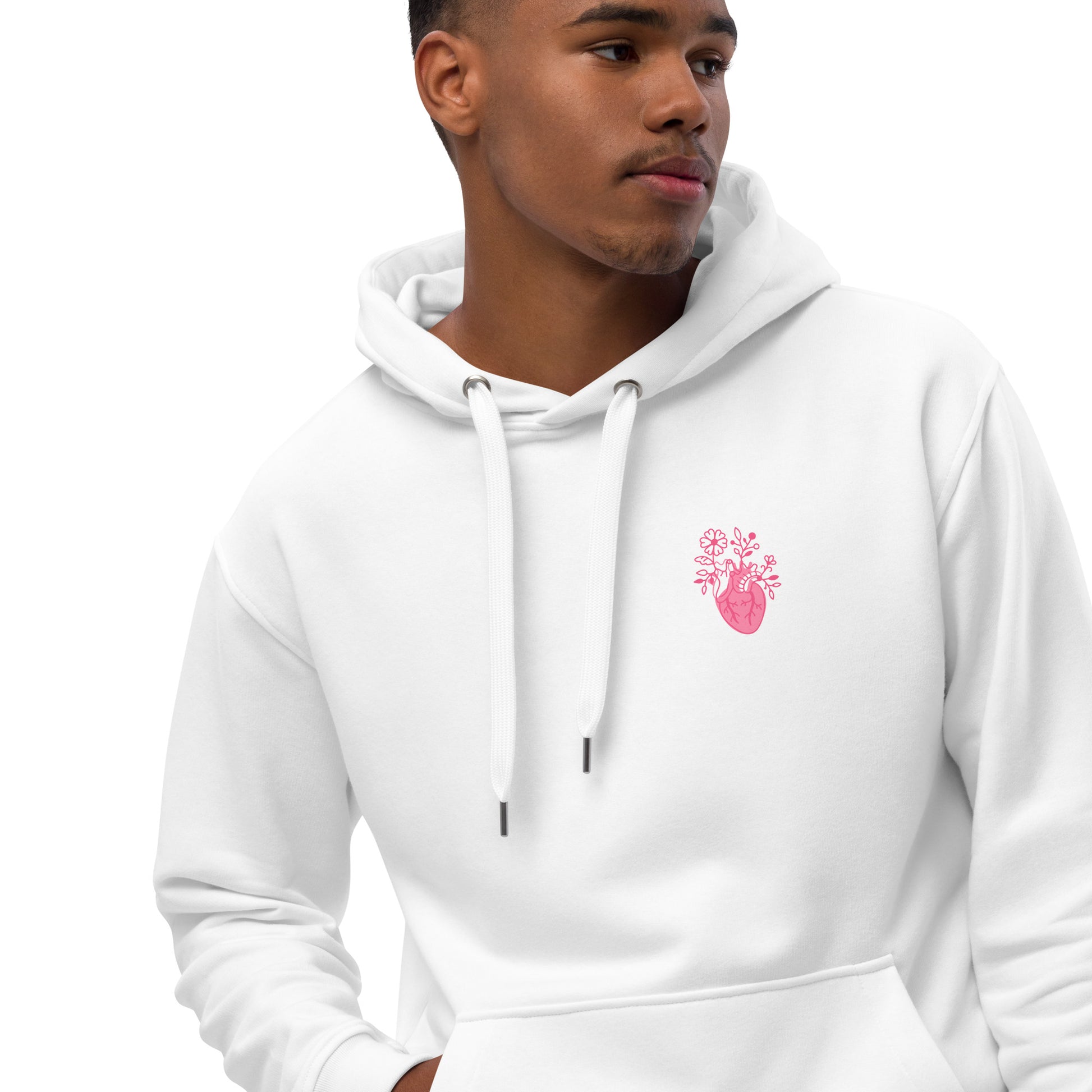 Seitliche Ansicht des Bone Amour Hoodies, getragen von einem Mann – nachhaltiger Kapuzenpullover für Mediziner mit Herzmotiv