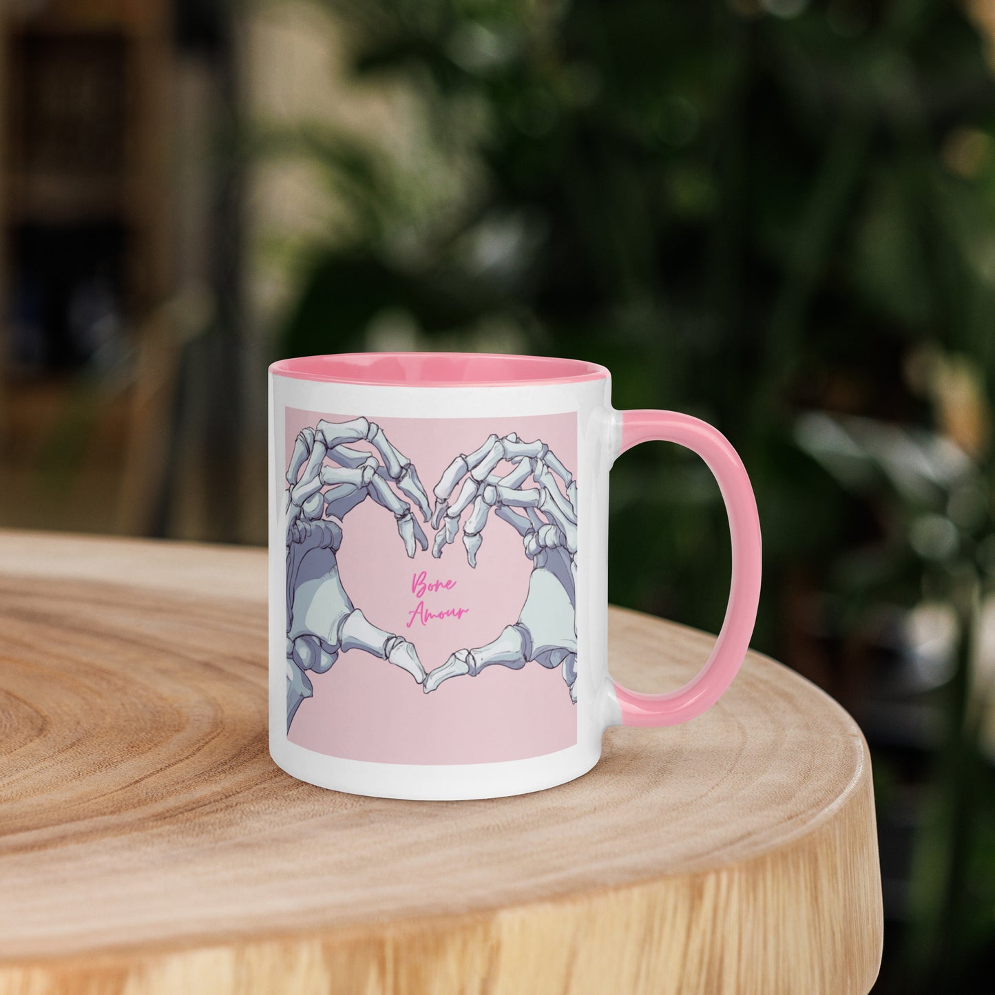 Seitliche Ansicht der Bone Amour Tasse, mit rosa Henkel und Herz-Skelett-Design – perfekt für Medizinstudenten und Klinikpersonal.