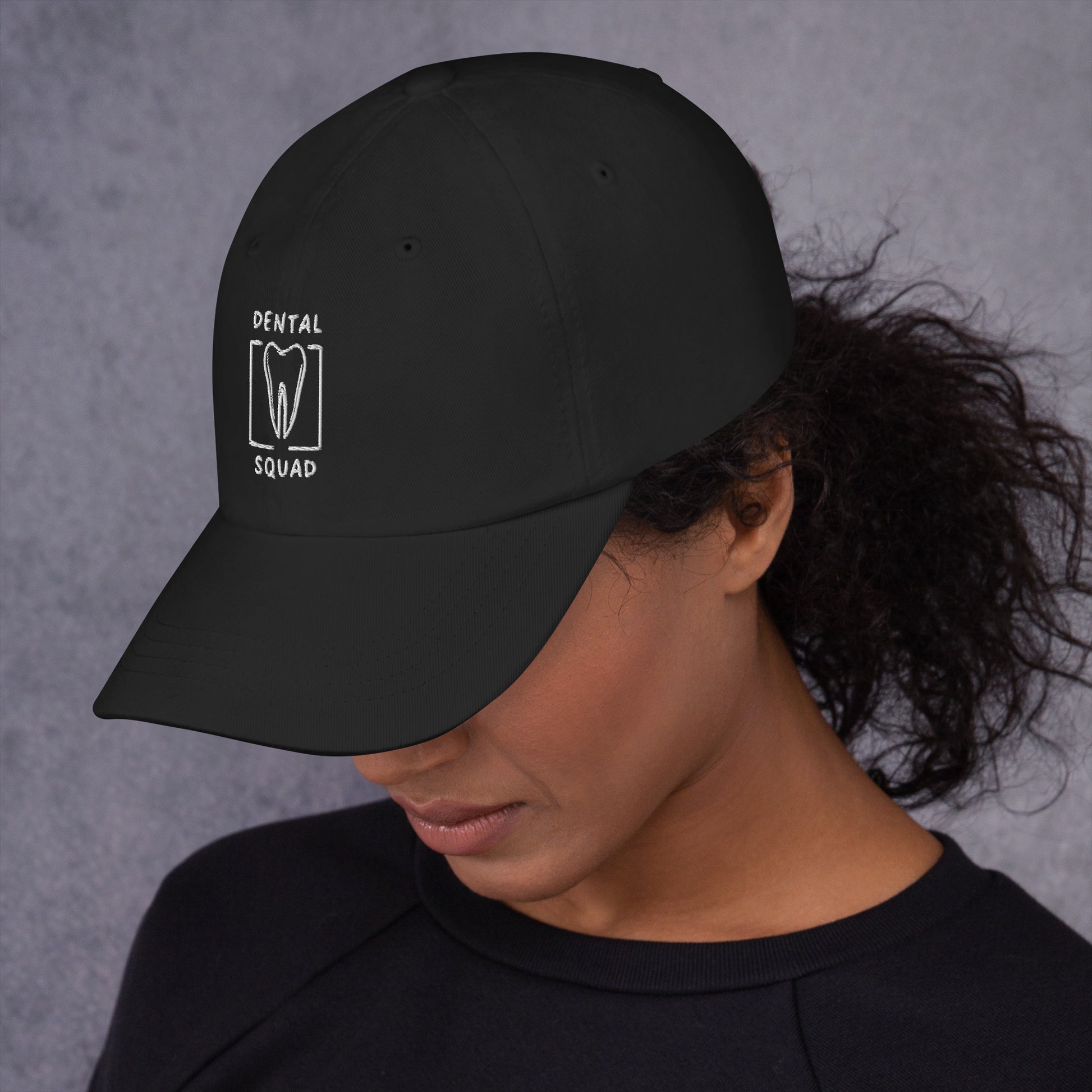 Schwarze Cap mit gesticktem 'Dental Squad'-Logo – ideal für Zahnmediziner und Dentalfans
