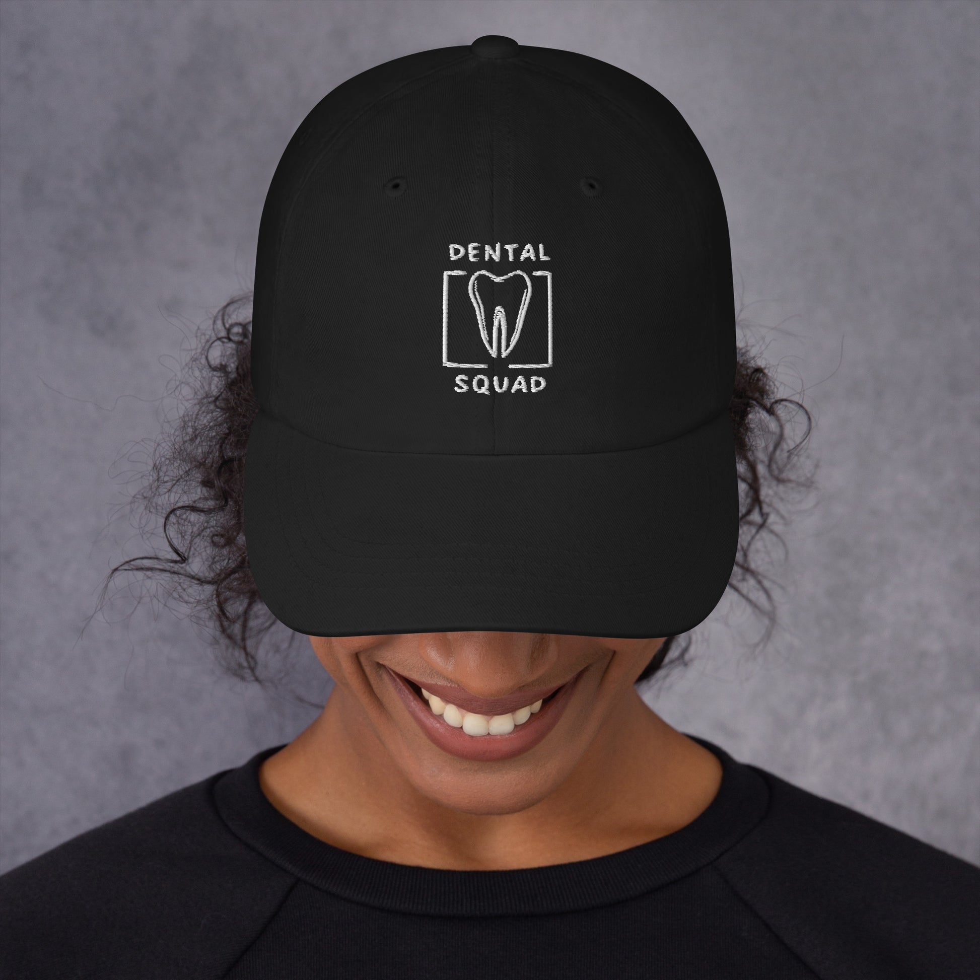 Schwarze Cap mit gesticktem 'Dental Squad'-Logo – ideal für Zahnmediziner und Dentalfans