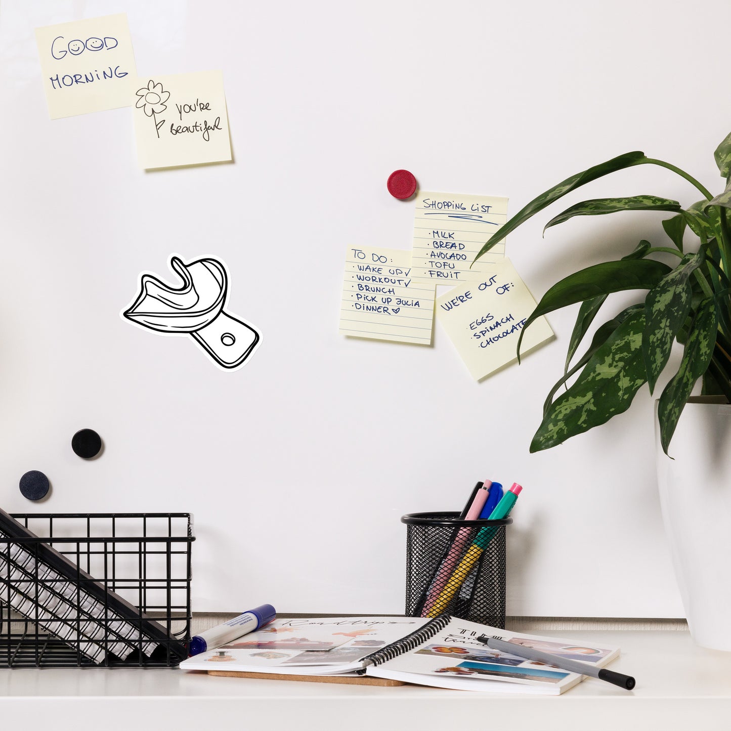 Minimalistischer Magnet mit Unterkiefer-Abdrucklöffel-Motiv an einer Whiteboard-Wand mit Notizzetteln – dezentes Dental-Accessoire für Praxis, Uni oder Zuhause
