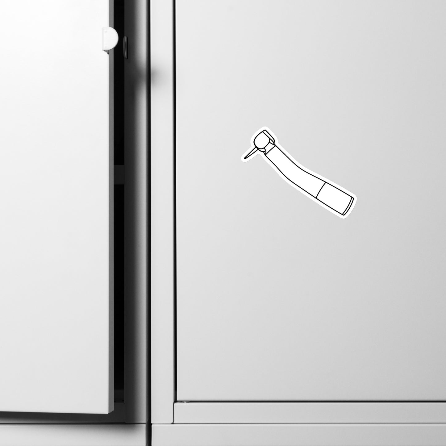 Minimalistischer Kühlschrank-Magnet mit Winkelstück-Motiv in Schwarz-Weiß – Dental-Accessoire im cleanen Praxis- und Homeoffice-Stil