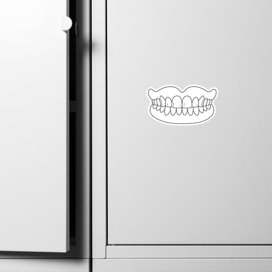 Minimalistischer Magnet mit Totalprothesen-Motiv in Schwarz-Weiß auf silberner Oberfläche – humorvolles Dental-Accessoire für Kühlschrank, Spind oder Praxis