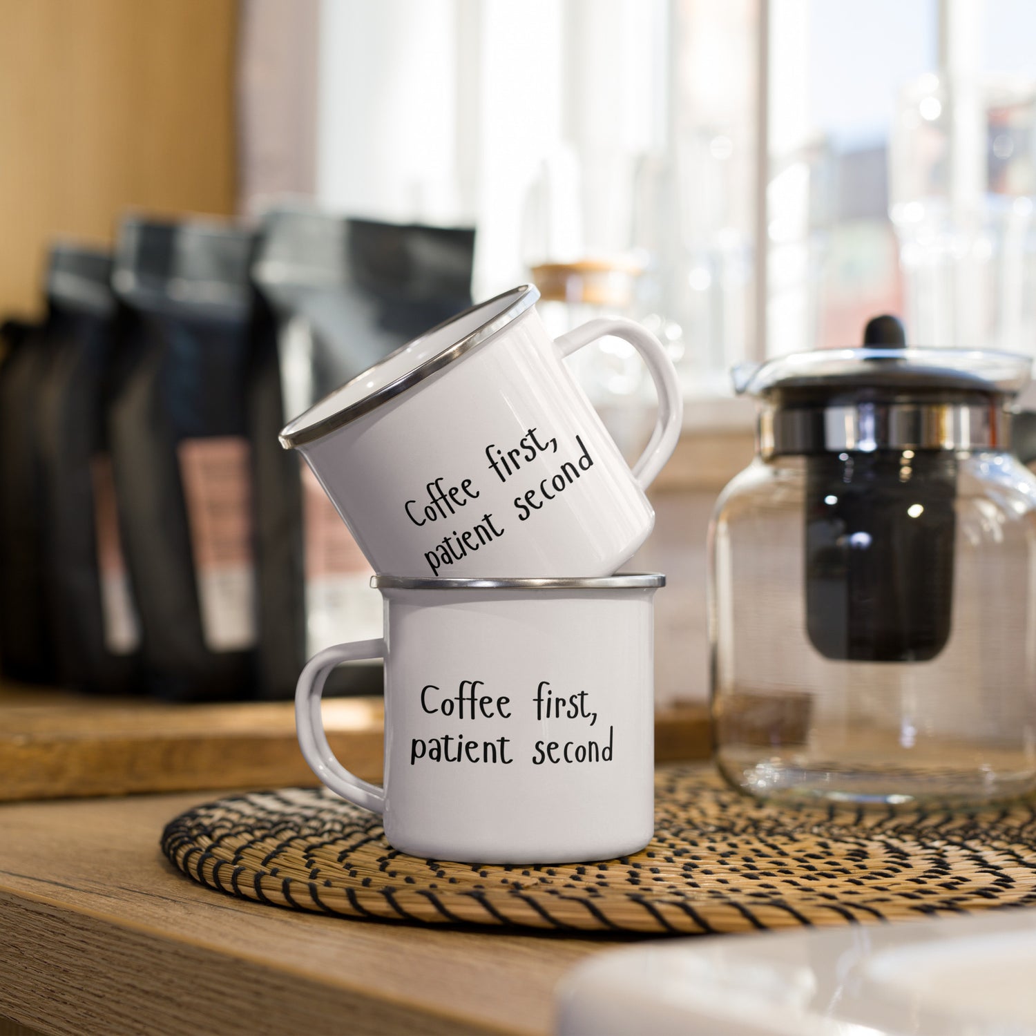 Weiße Emailletasse mit schwarzem Schriftzug „Coffee first, patient second“ – humorvolle Tasse für Medizin, Zahnmedizin, Klinik und Praxisalltag