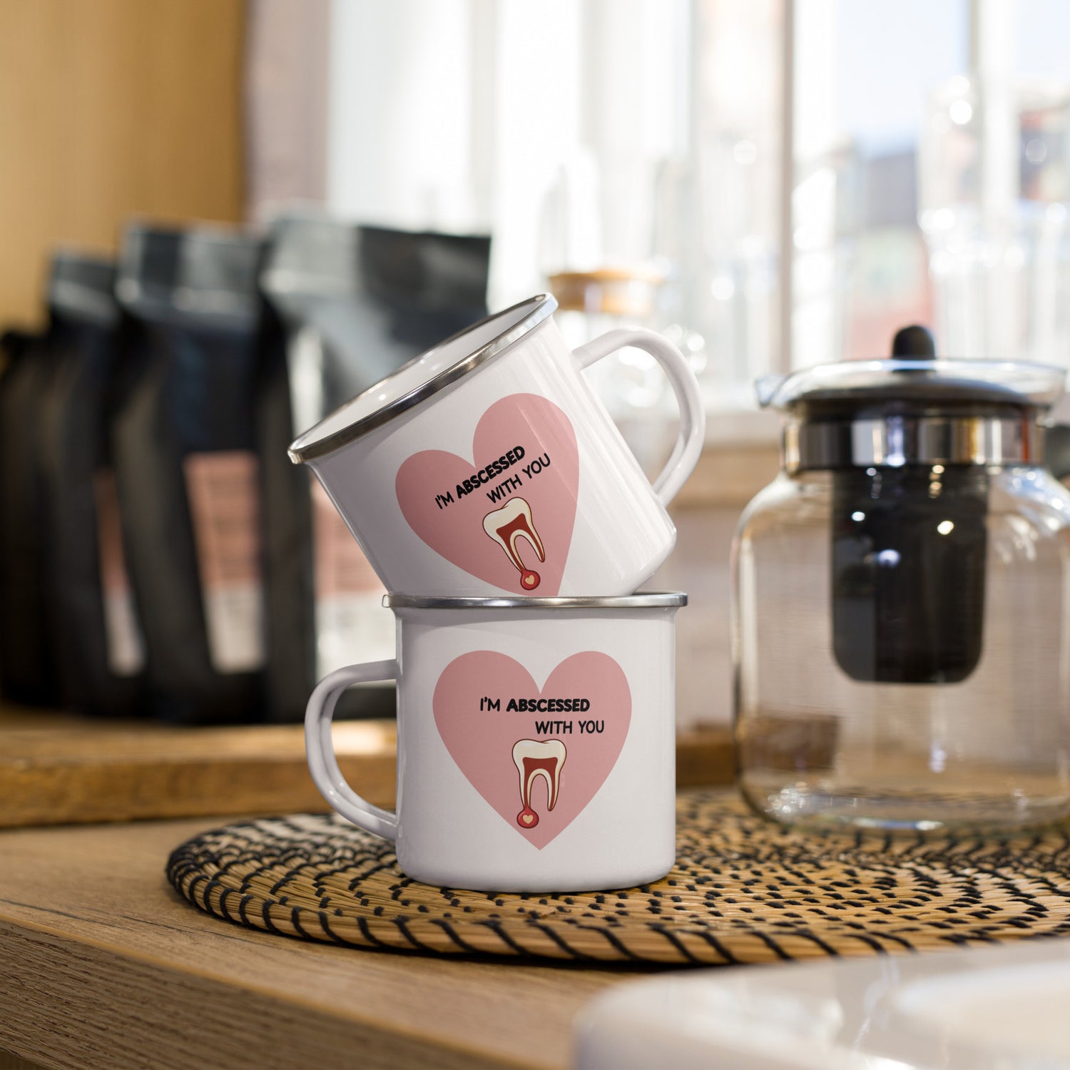 Weiße Emailletasse mit rosa Herz, Zahnmotiv und Schriftzug „I’m abscessed with you“ – humorvolle Dental-Tasse für Zahnmedizin und Praxisalltag