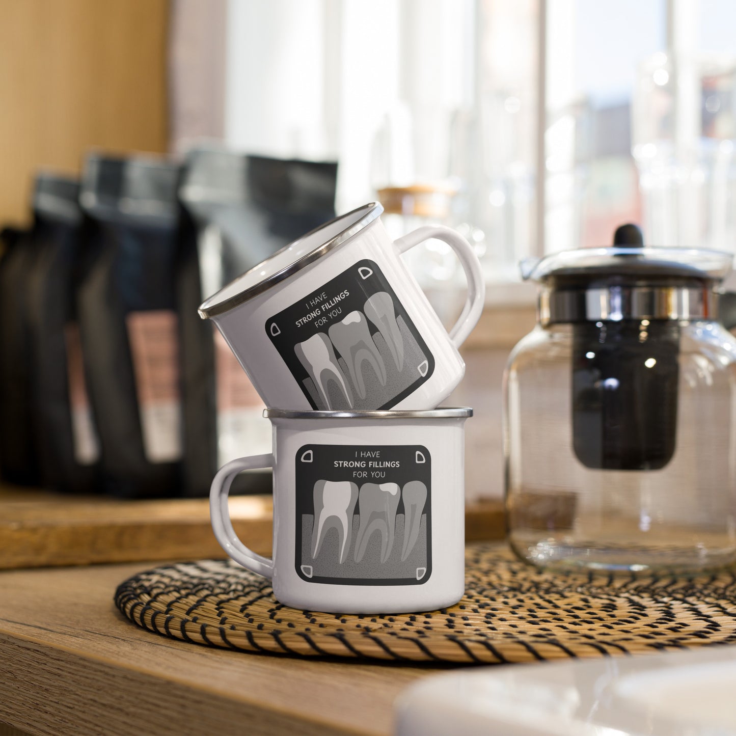 Weiße Emailletasse mit schwarz-grauem Zahnröntgen-Motiv und Schriftzug „I have strong fillings for you“ – humorvolle Dental-Tasse für Zahnmedizin und Praxisalltag
