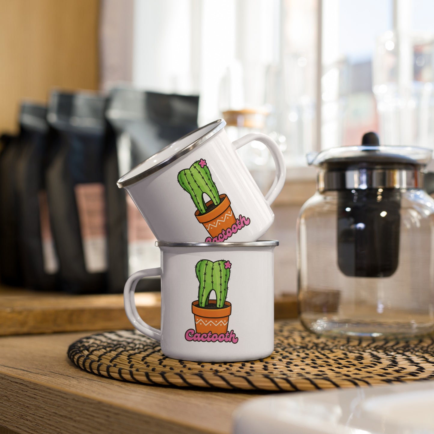 Weiße Emailletasse mit süßem Kaktus-Zahn-Motiv im Blumentopf und Schriftzug „Cactooth“ – humorvolle Dental-Tasse für Zahnmedizin und Pflanzenfans