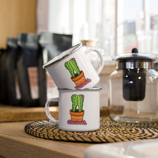 Weiße Emailletasse mit süßem Kaktus-Zahn-Motiv im Blumentopf und Schriftzug „Cactooth“ – humorvolle Dental-Tasse für Zahnmedizin und Pflanzenfans