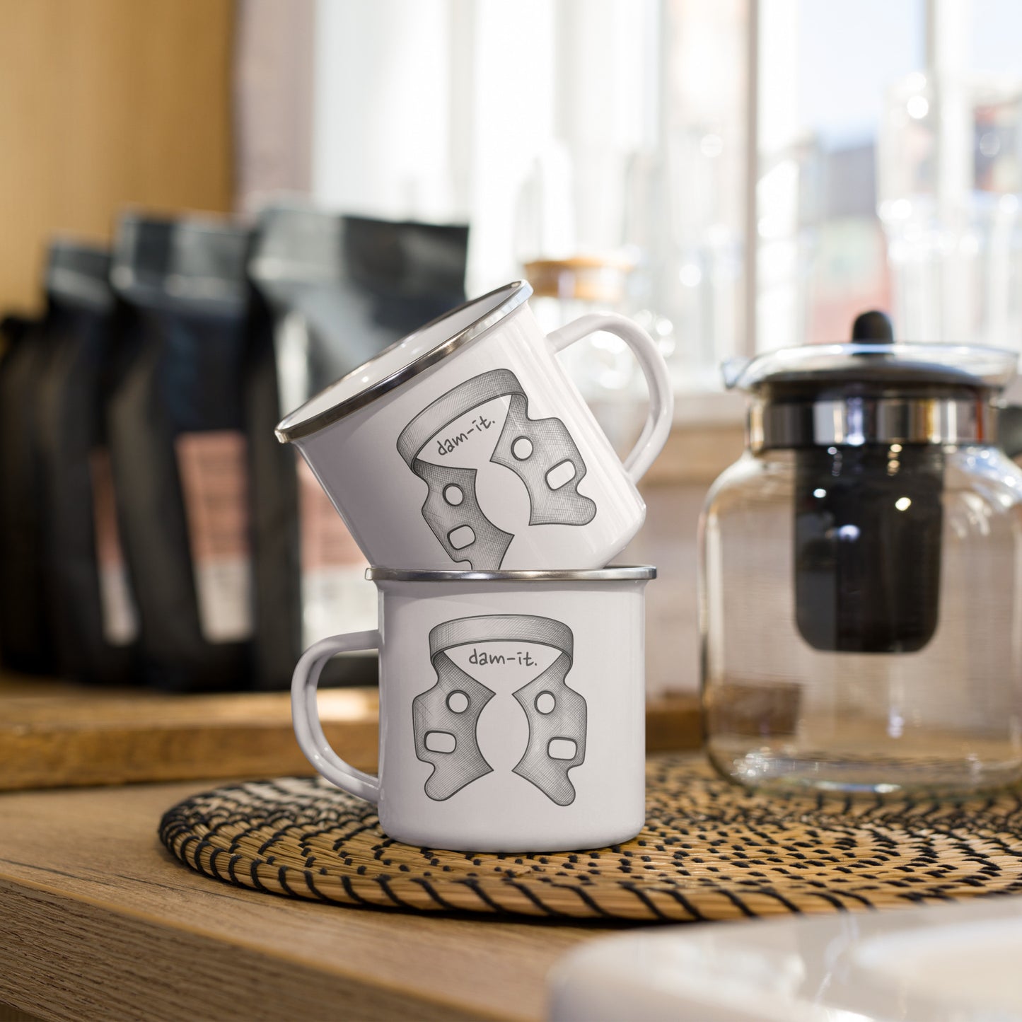 Weiße Emailletasse mit silbernem Rand und humorvollem „dam-it.“-Kofferdam-Motiv in minimalistischer Schwarz-Weiß-Optik – perfekte Dental-Tasse für Praxis, Uni und Endodontie-Fans