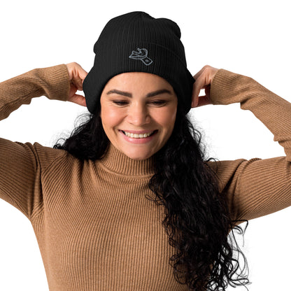 Gerippte Bio-Beanie mit gesticktem Unterkiefer-Abdrucklöffel-Motiv – minimalistisches Dental-Accessoire in Schwarz, Navy und Burgundy