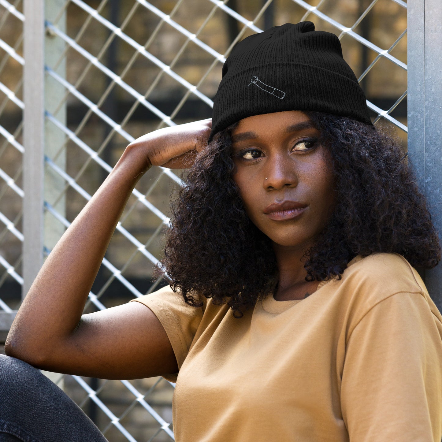Gerippte Bio-Beanie mit kleinem gesticktem Winkelstück-Motiv in Schwarz, Oxford Navy oder Burgundy – minimalistisches Dental-Accessoire im cleanen Streetwear-Look