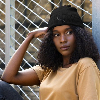Gerippte Bio-Beanie mit kleinem gesticktem Winkelstück-Motiv in Schwarz, Oxford Navy oder Burgundy – minimalistisches Dental-Accessoire im cleanen Streetwear-Look