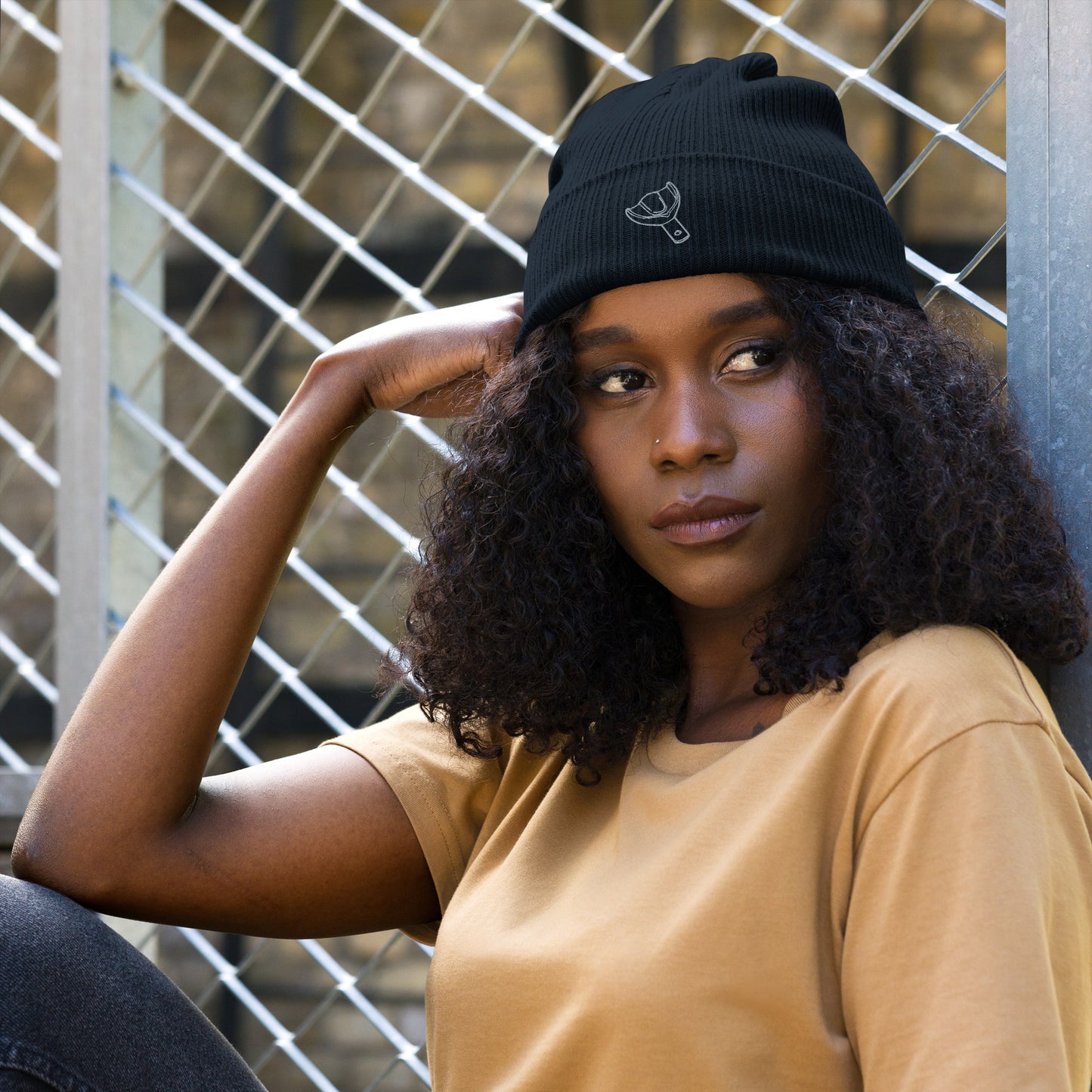 Gerippte Bio-Beanie mit kleinem gesticktem Oberkiefer-Abdrucklöffel-Motiv – minimalistisches Dental-Accessoire in Schwarz, Oxford Navy oder Burgundy