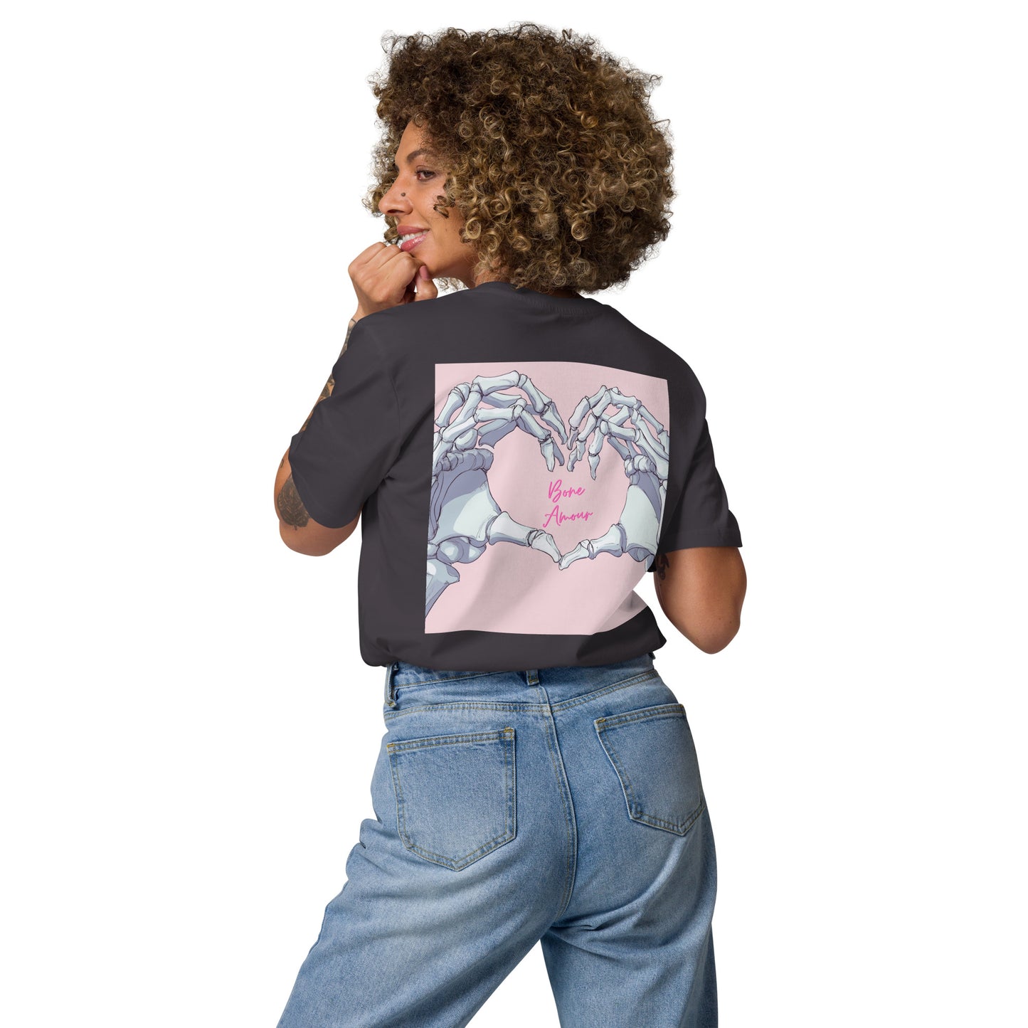 Unisex-T-Shirt mit Hez und auf der Rückseite Skelett-Handmotiv und Schriftzug 'Bone Amour' – perfekt für angehende Orthopäden und Mediziner