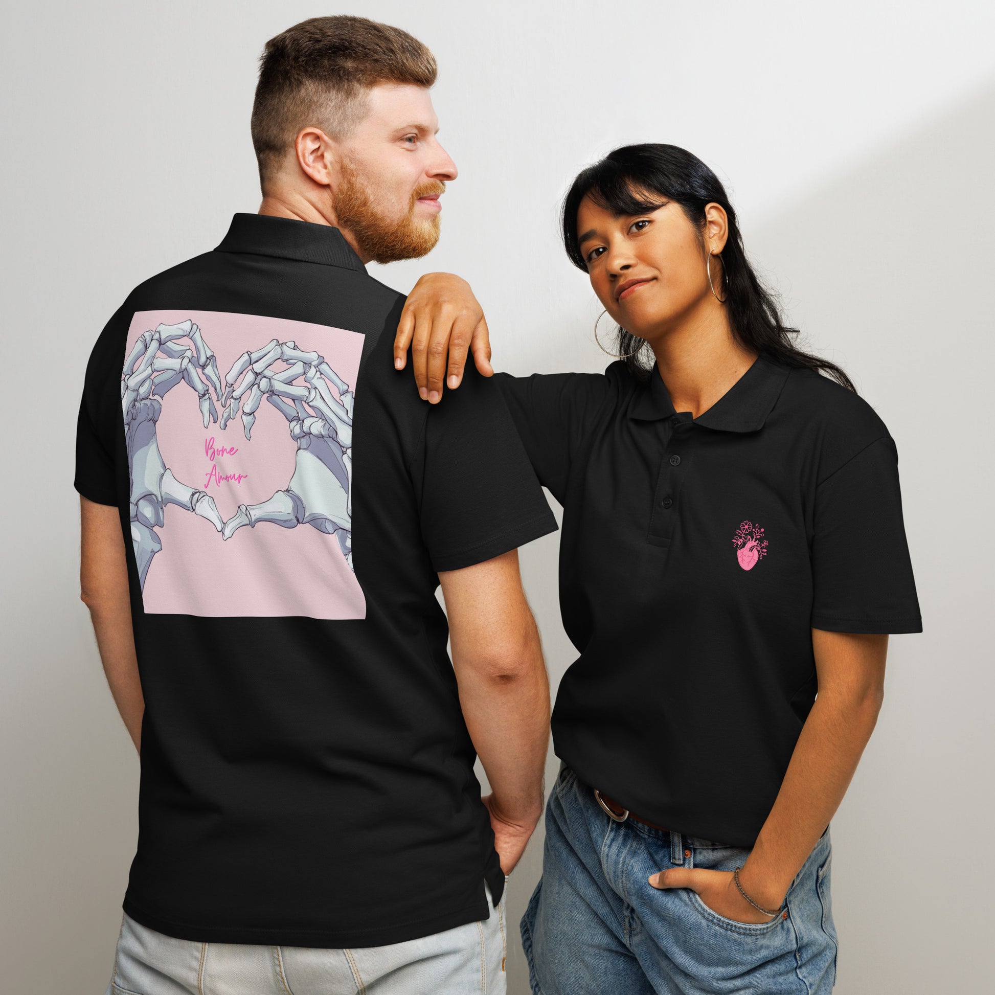Unisex-Polo-Shirt mit Hez und auf der Rückseite Skelett-Handmotiv und Schriftzug 'Bone Amour' – perfekt für angehende Orthopäden und Mediziner