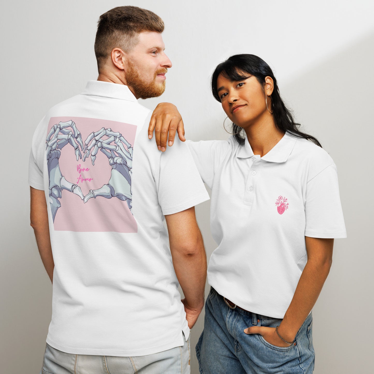 Unisex-Polo-Shirt mit Hez und auf der Rückseite Skelett-Handmotiv und Schriftzug 'Bone Amour' – perfekt für angehende Orthopäden und Mediziner