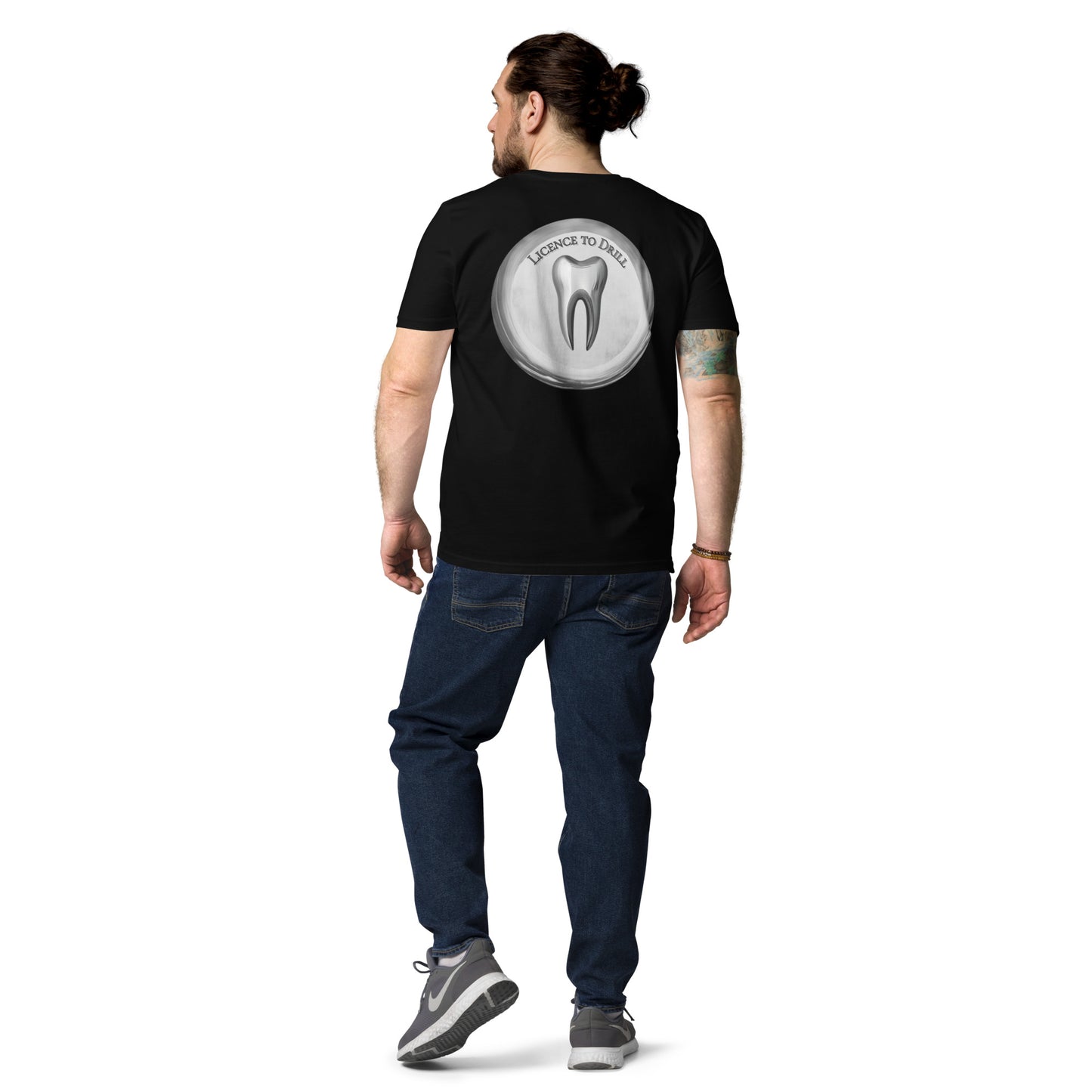 Unisex-T-Shirt mit großem 'Licence to Drill'-Design und Zahnmotiv auf der Rückseite – stilvoll und nachhaltig