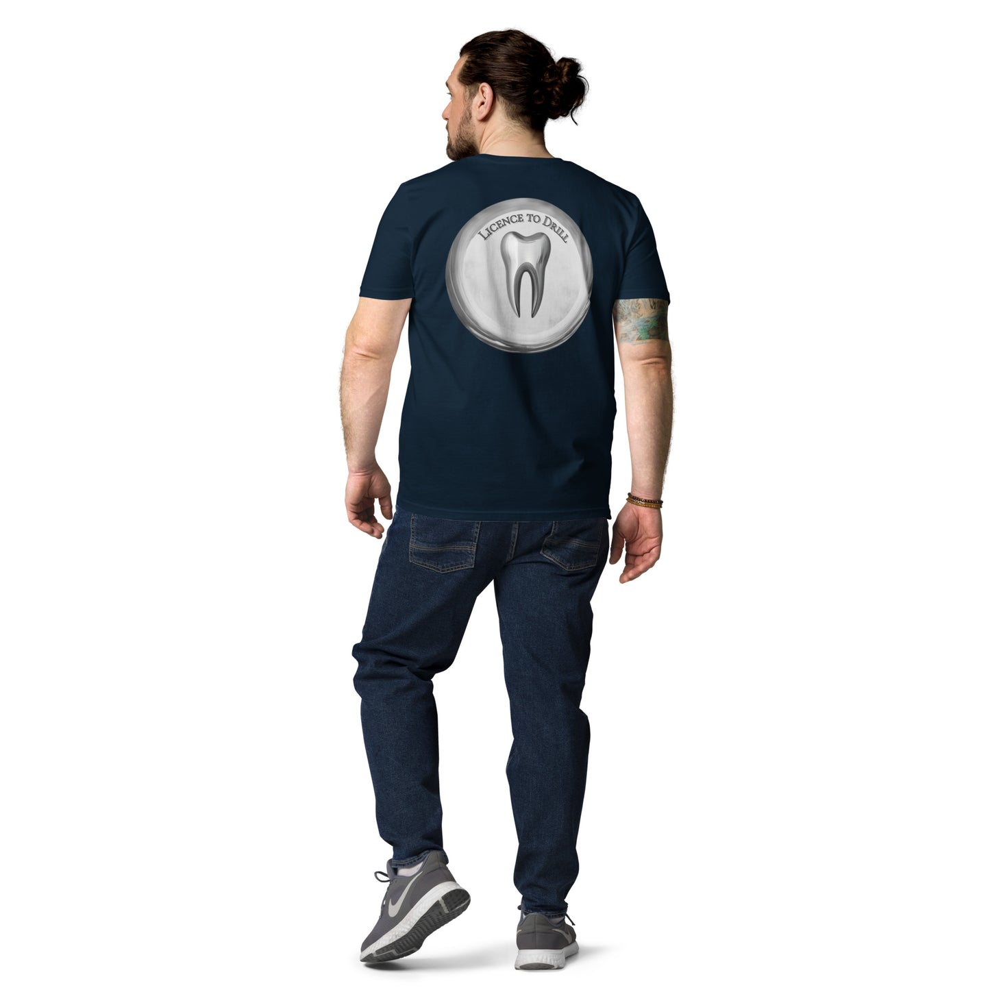 Unisex-T-Shirt mit großem 'Licence to Drill'-Design und Zahnmotiv auf der Rückseite – stilvoll und nachhaltig