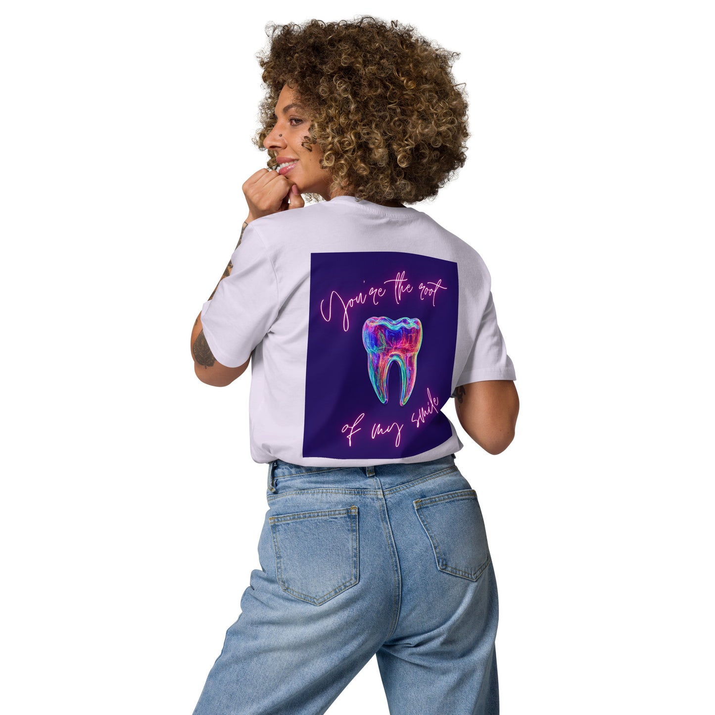 Unisex-T-Shirt aus Bio-Baumwolle mit Zahn-Icon und Spruch 'You're the root of my smile' – ideal für Zahnmediziner, Dentalfans und Mediziner.