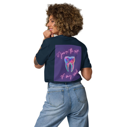 Unisex-T-Shirt aus Bio-Baumwolle mit Zahn-Icon und Spruch 'You're the root of my smile' – ideal für Zahnmediziner, Dentalfans und Mediziner.