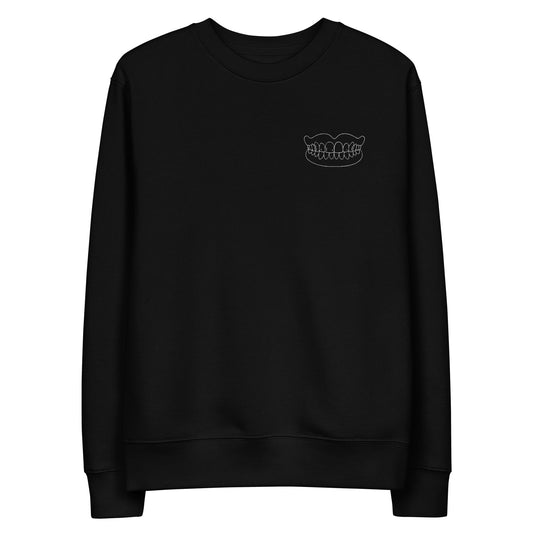 Minimalistischer Unisex-Bio-Pullover mit kleinem gesticktem Totalprothesen-Motiv in Weiß auf schwarzem Stoff – cleaner Dental-Streetwear-Look für Alltag, Uni und Praxis