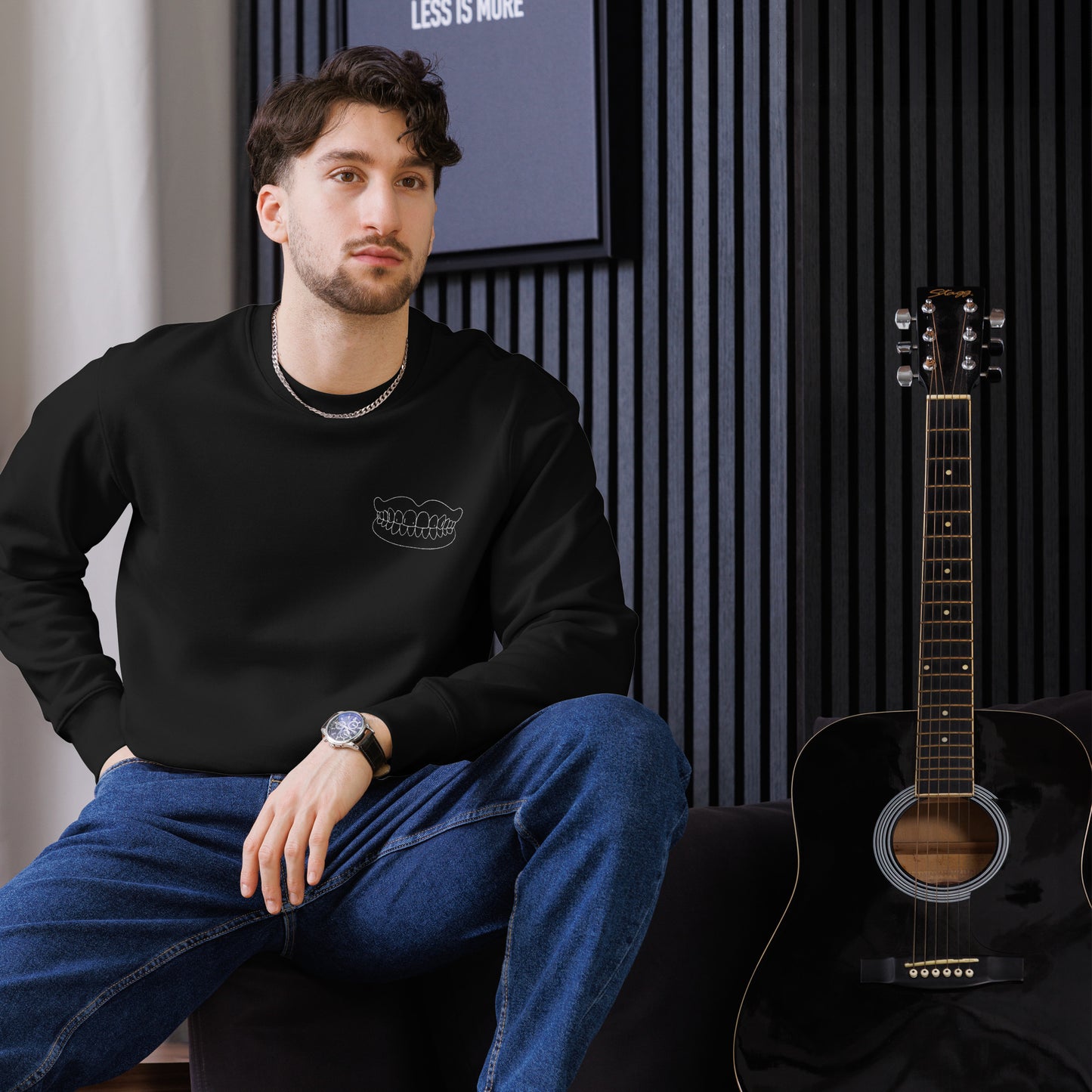Minimalistischer Unisex-Bio-Pullover mit kleinem gesticktem Totalprothesen-Motiv in Weiß auf schwarzem Stoff – cleaner Dental-Streetwear-Look für Alltag, Uni und Praxis